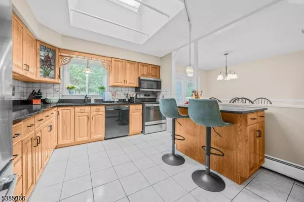 18 Juniper Ter, Ringwood Boro, NJ 07456