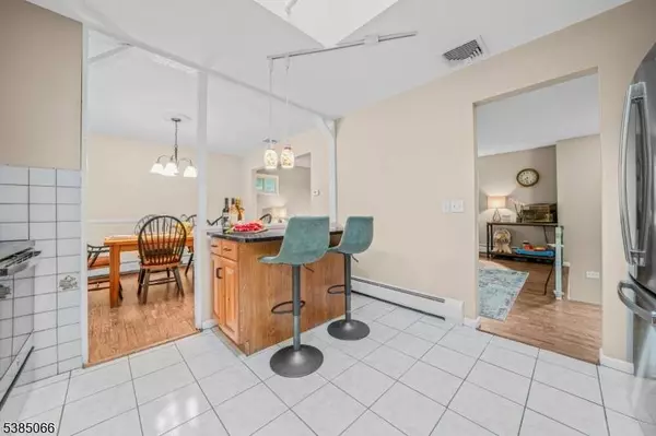 18 Juniper Ter, Ringwood Boro, NJ 07456