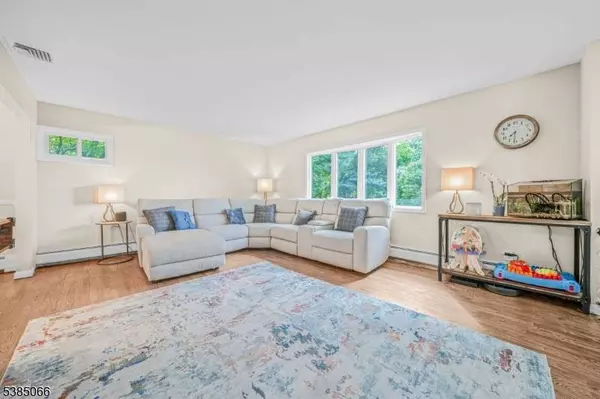 18 Juniper Ter, Ringwood Boro, NJ 07456