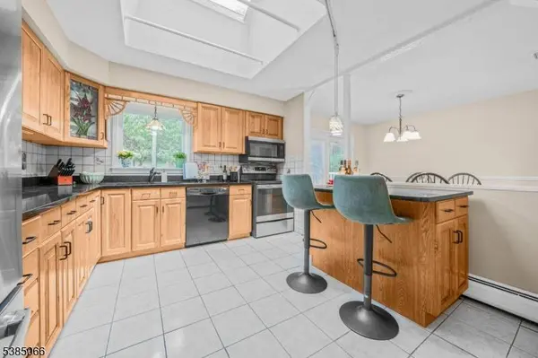 18 Juniper Ter, Ringwood Boro, NJ 07456