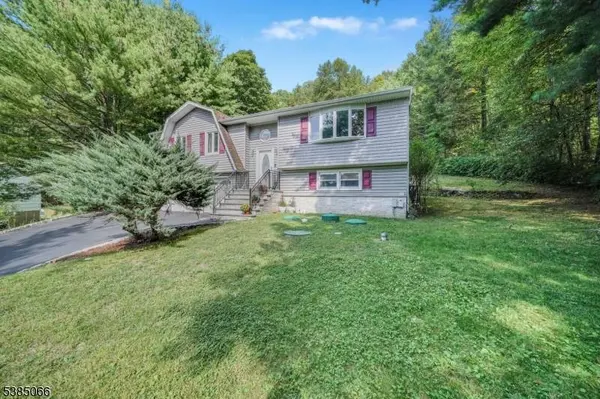 18 Juniper Ter, Ringwood Boro, NJ 07456