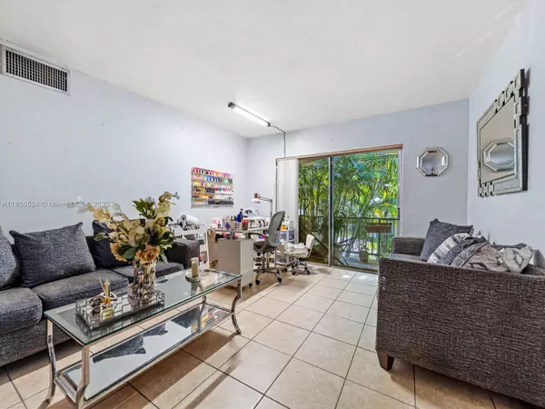 7825 Miller Dr #C212, Miami, FL 33155