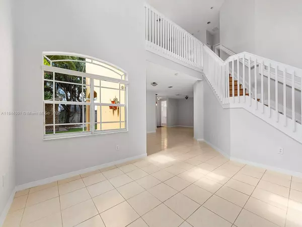 8933 SW 206th St, Cutler Bay, FL 33189