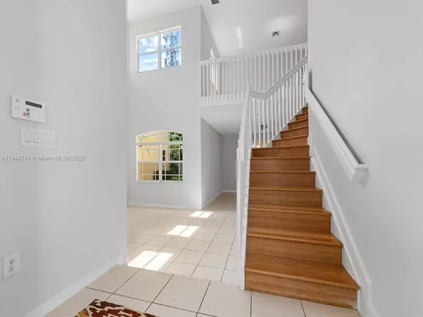 8933 SW 206th St, Cutler Bay, FL 33189