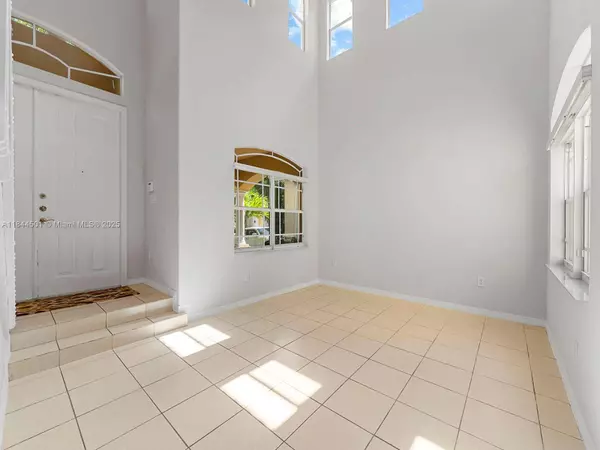 8933 SW 206th St, Cutler Bay, FL 33189