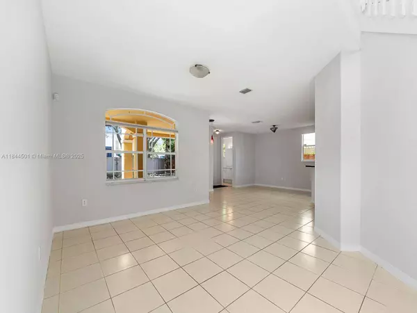 8933 SW 206th St, Cutler Bay, FL 33189