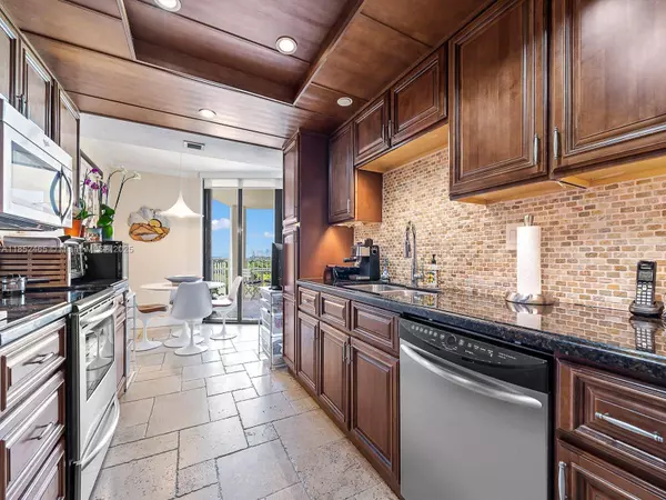 1000 Quayside Ter #706, Miami, FL 33138