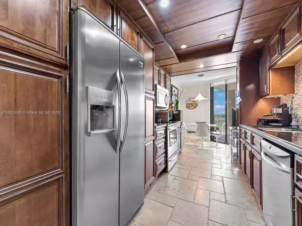 1000 Quayside Ter #706, Miami, FL 33138