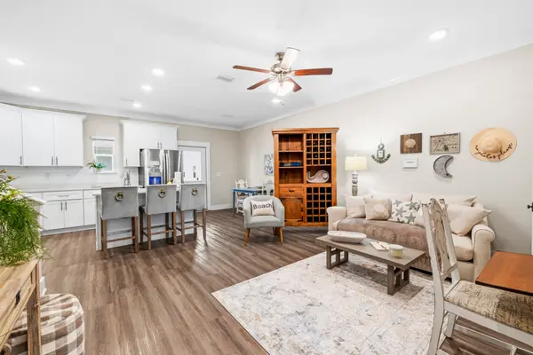 406 Date Palm Ln, Freeport, FL 32439
