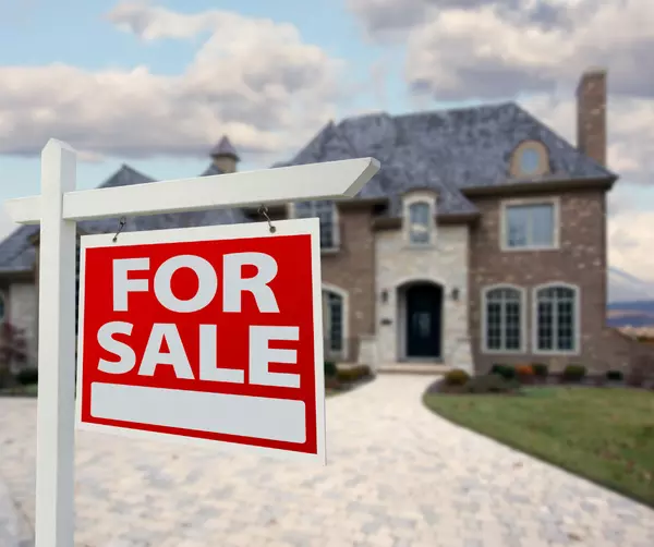 feature image of Should You Hire a Realtor or Sell Your Home Yourself?