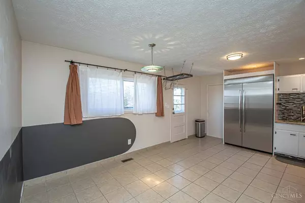 357 Farnsworth Dr, West Carrollton, OH 45449