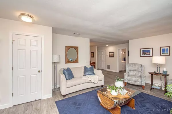 800 Pine Needles Dr, Washington Twp, OH 45458