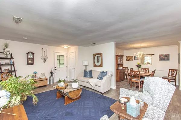 800 Pine Needles Dr, Washington Twp, OH 45458