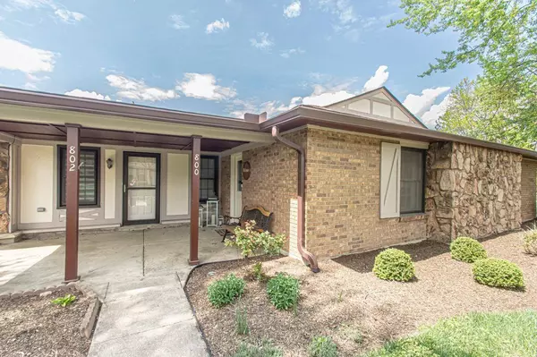 800 Pine Needles Dr, Washington Twp, OH 45458