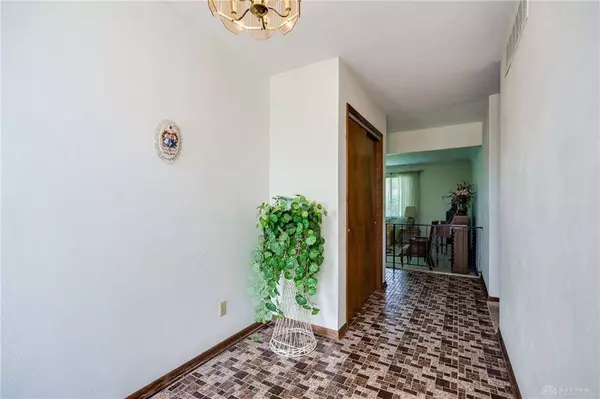 2341 S Old Oaks Drive, Beavercreek, OH 45431