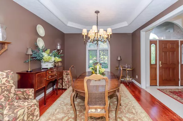 1053 Charter Pl, Centerville, OH 45458