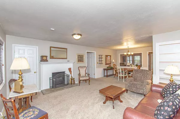 1105 Chateau Dr, Kettering, OH 45429