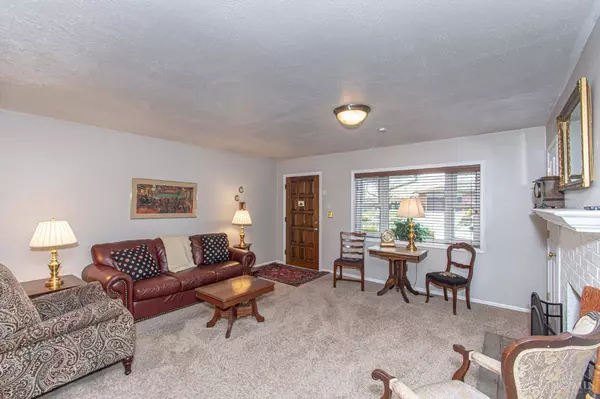 1105 Chateau Dr, Kettering, OH 45429