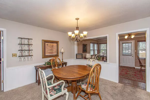 1105 Chateau Dr, Kettering, OH 45429