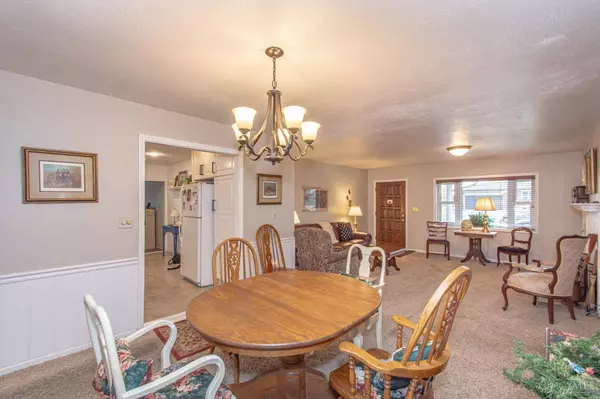 1105 Chateau Dr, Kettering, OH 45429