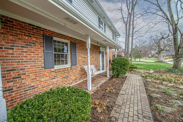 471 Roselake Dr, Centerville, OH 45458