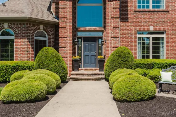 1123 Waters Edge Dr, Centerville, OH 45458