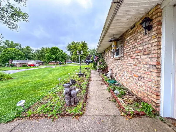 250 Sunnybrook Trl, Enon, OH 45323