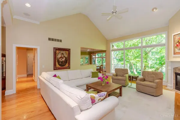 1209 Club View Dr, Centerville, OH 45458