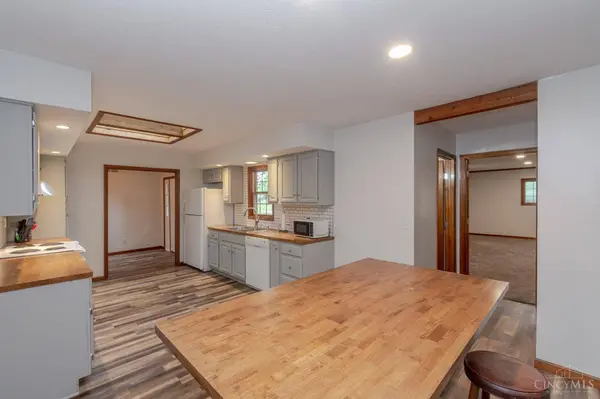10035 Mallet Dr, Centerville, OH 45458