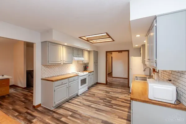 10035 Mallet Dr, Centerville, OH 45458