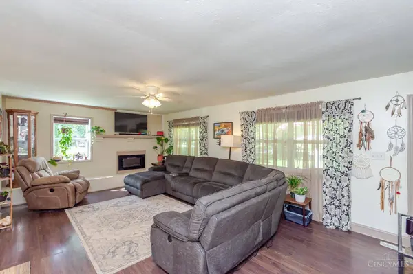 446 Woodside Dr, West Alexandria, OH 45381