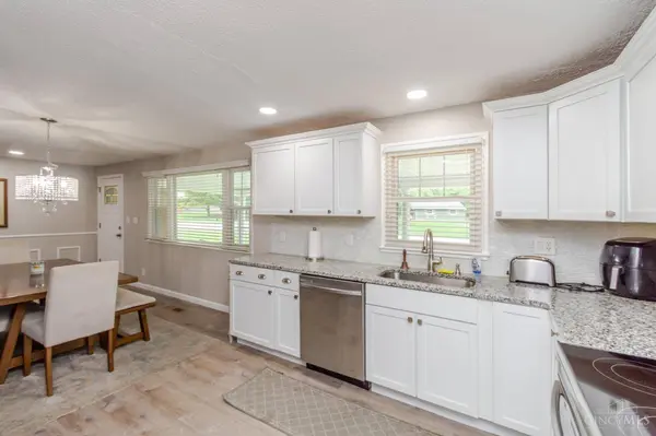 20 Bristol Dr, Centerville, OH 45458