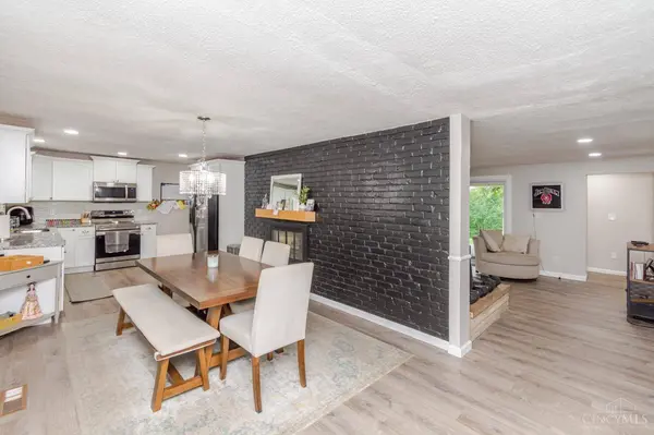 20 Bristol Dr, Centerville, OH 45458