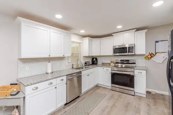 20 Bristol Dr, Centerville, OH 45458