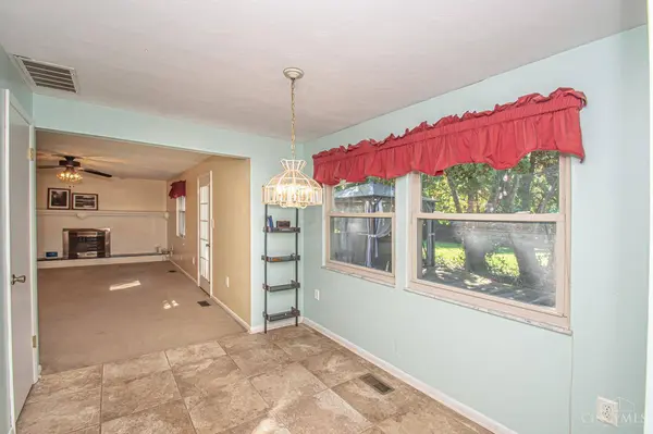 1200 Heathshire Dr, Centerville, OH 45459