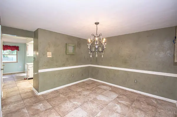 1200 Heathshire Dr, Centerville, OH 45459