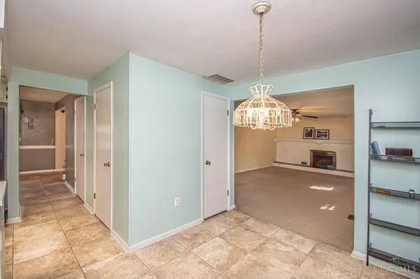 1200 Heathshire Dr, Centerville, OH 45459