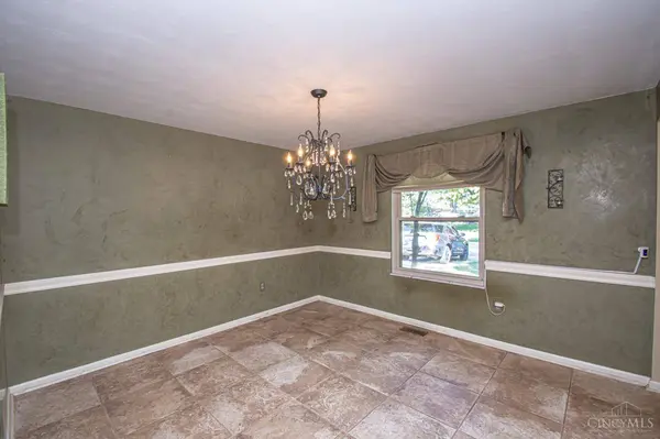 1200 Heathshire Dr, Centerville, OH 45459