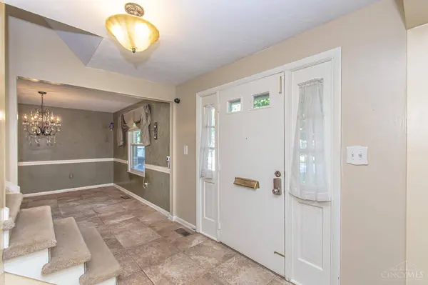 1200 Heathshire Dr, Centerville, OH 45459