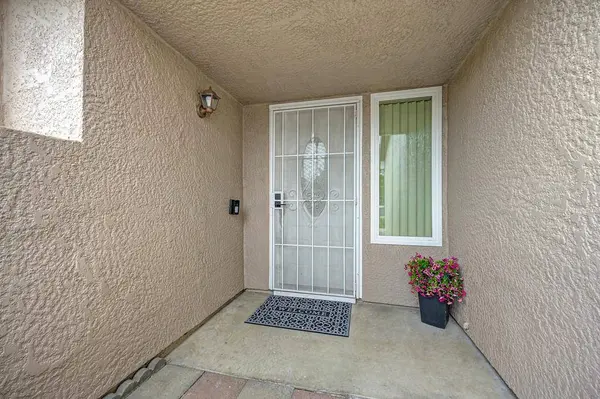 7021 Stanford Oak DR, Sacramento, CA 95842