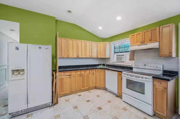 91 Eleanor AVE, Mastic, NY 11950