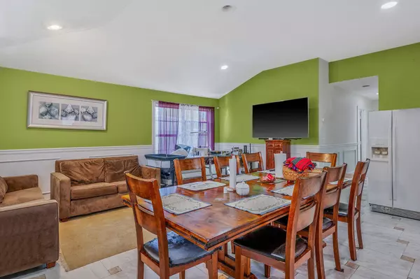 91 Eleanor AVE, Mastic, NY 11950