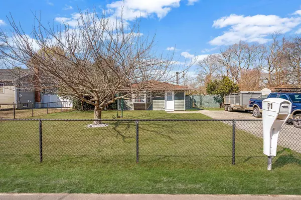 91 Eleanor AVE, Mastic, NY 11950