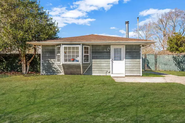 91 Eleanor AVE, Mastic, NY 11950