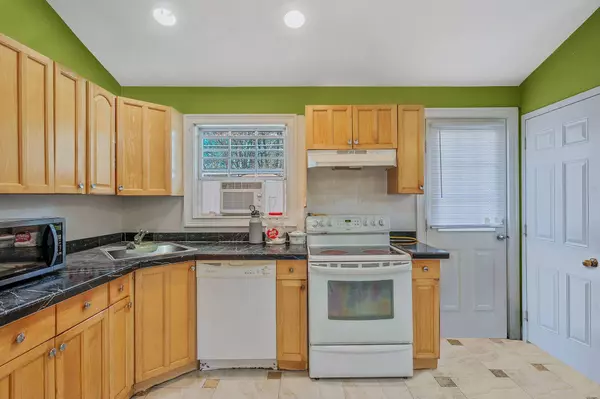 91 Eleanor AVE, Mastic, NY 11950