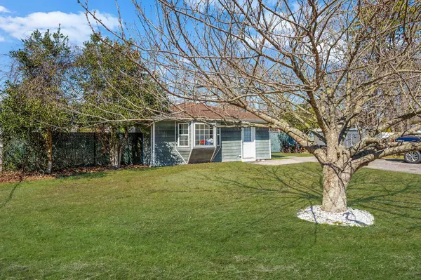 91 Eleanor AVE, Mastic, NY 11950