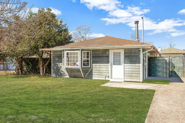 91 Eleanor AVE, Mastic, NY 11950