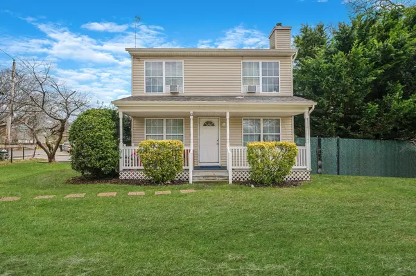 72 Eleanor AVE, Mastic, NY 11950