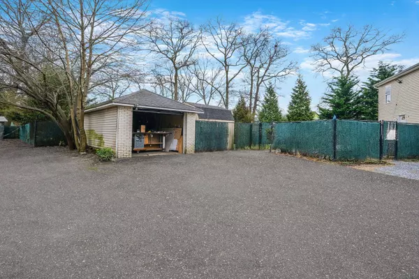 72 Eleanor AVE, Mastic, NY 11950