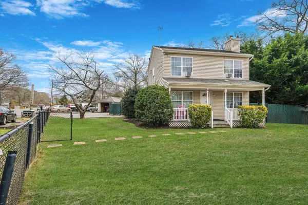 72 Eleanor AVE, Mastic, NY 11950